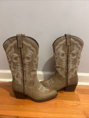 Taupe Embroidered Western Boot for Women - Classic Cowboy Style